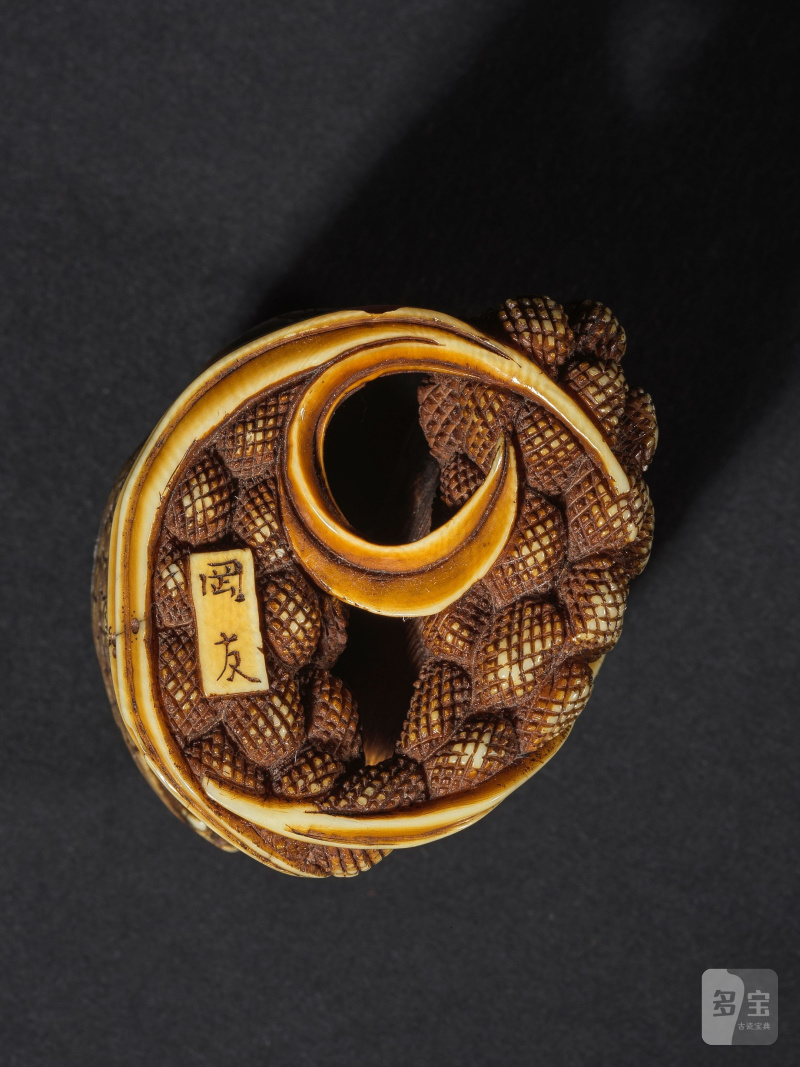 象牙彫根付 双鶉 伝正民 銘「岡友」 19世紀後期 | NETSUKE EN IVOIRE REPRÉSENTANT DEUX CAILLES SUR DES ÉPIS DE MILLET - 图4
